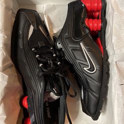 Nike Shox MR4 in Black