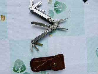 Leatherman Wave Multitool – Stainless Steel with Leather Sheath