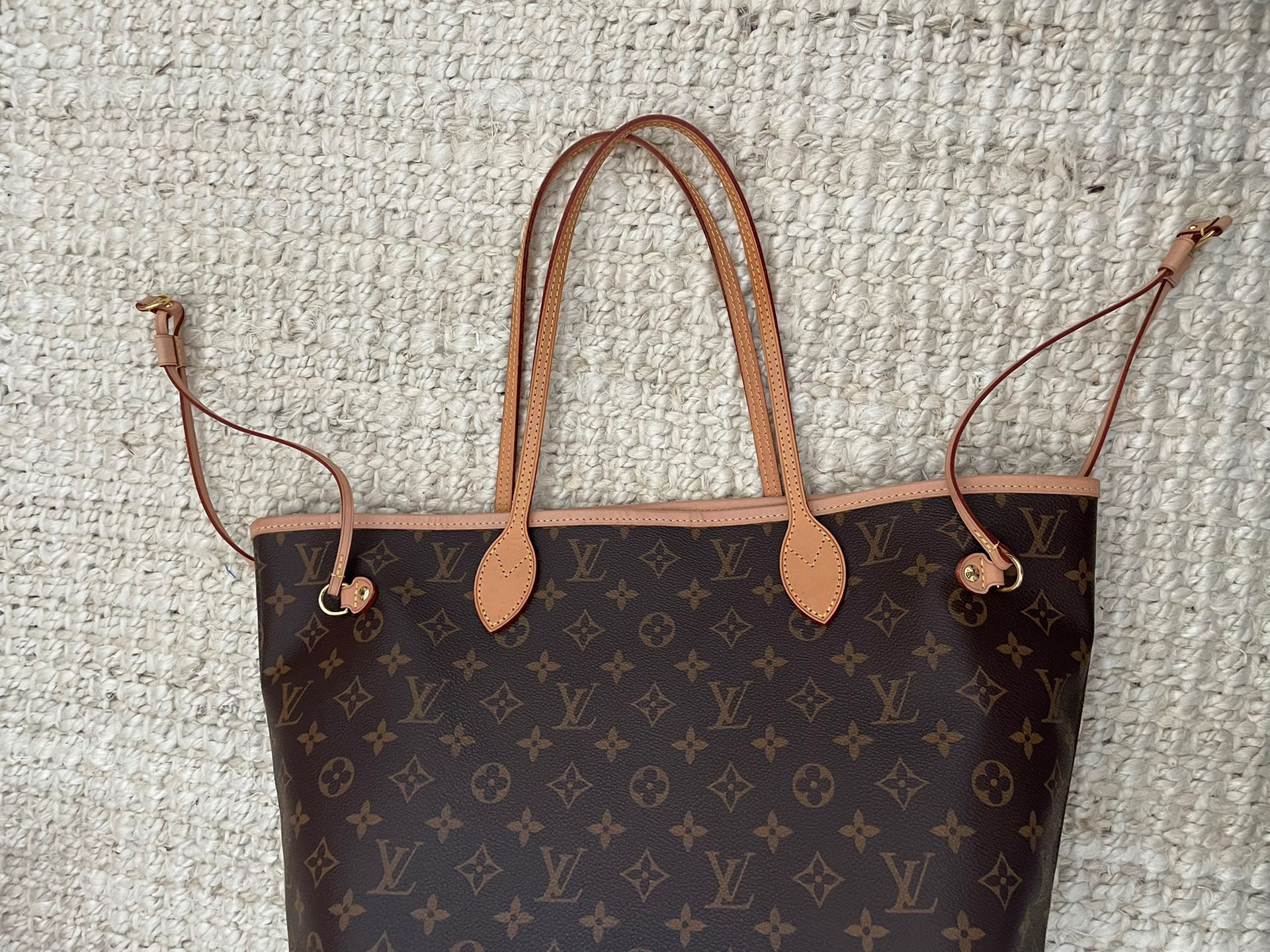 Louis Vuitton Neverfull MM W/Cherry Red Inside for Sale in Orange, CA -  OfferUp