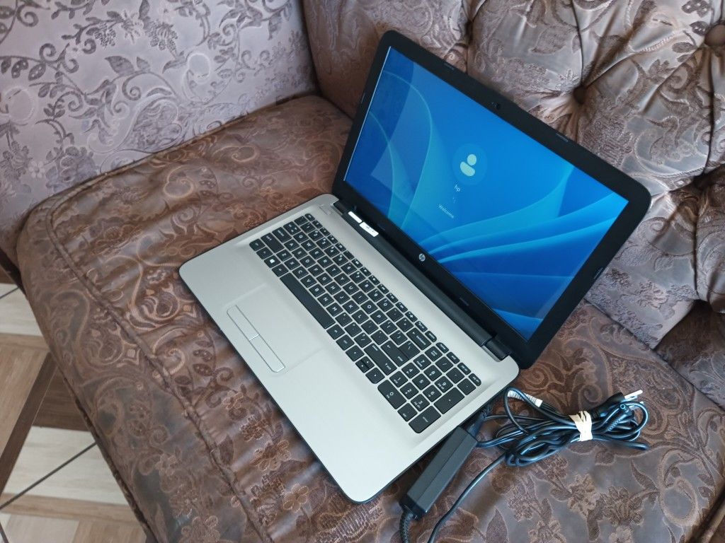 Touchscreen Laptop HP-15-ba113cl-AMD-A10-9600p-12gb Ram-256gb HD SSD.