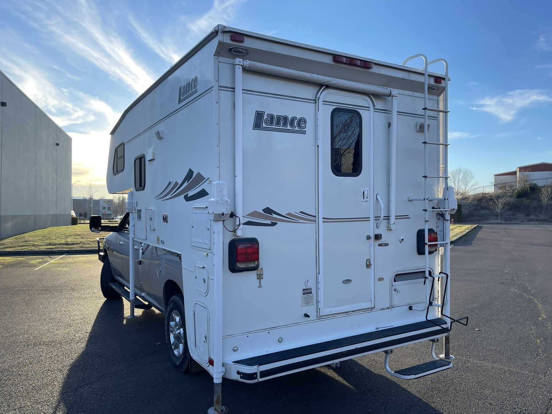 2003 Lance 821