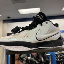 Nike LeBron’s  21 “Conchiolin”