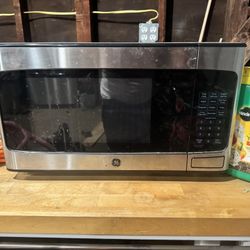GE 1.1-cu ft Medium 950 -Watt Countertop Microwave ( Stainless Steel )