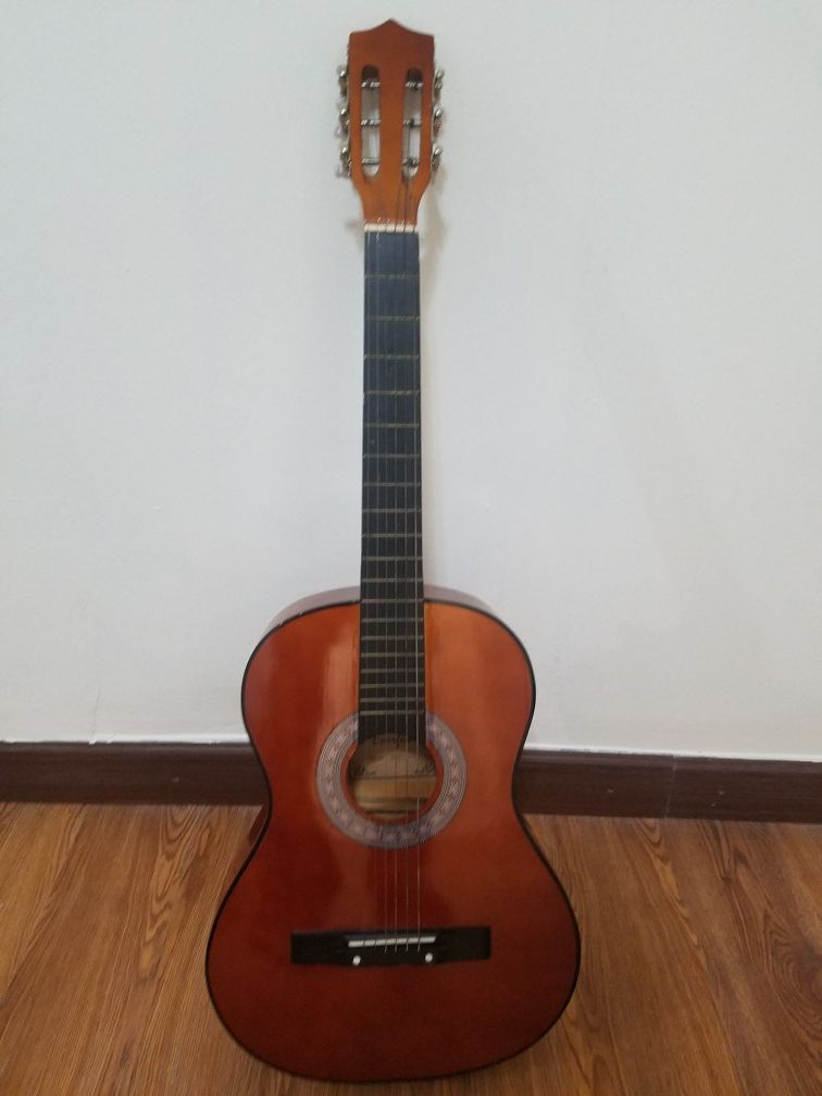 Left hand acustic guitar/Ofrecemos clases de Canto, Guitarra y Keyboard