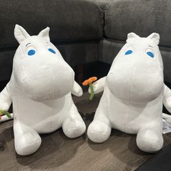 Moomin Sitting With Flower 16IN Round 1 Exclusive