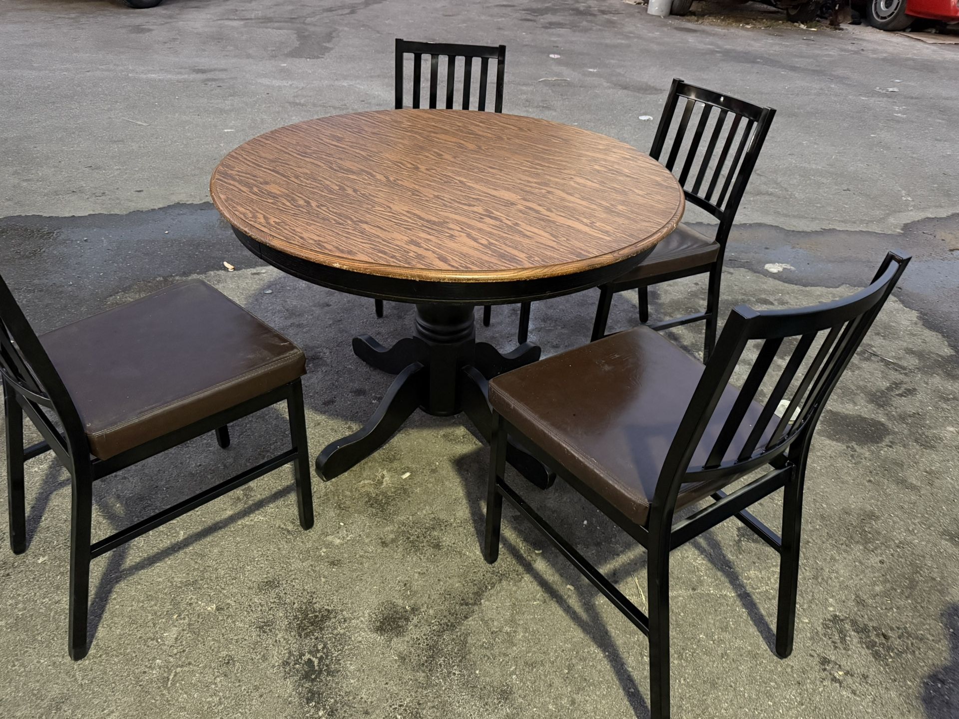 Vendo Comedor De 4 Sillas Recién Pintadas