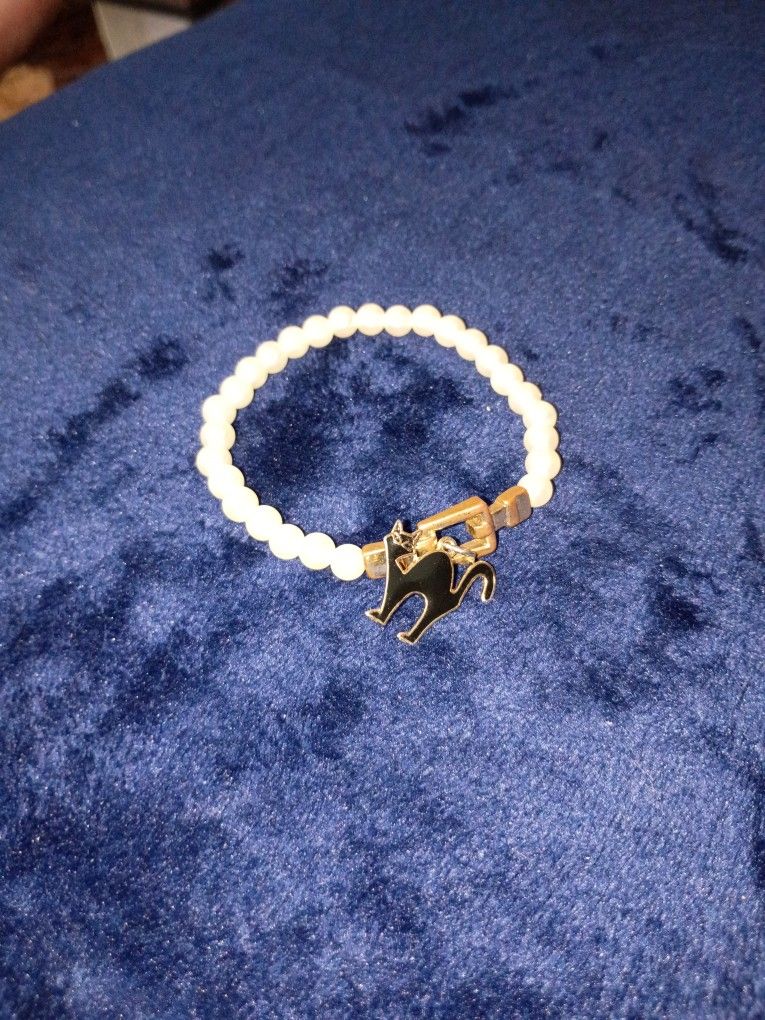 Pearl Beads Elastic Bracelet With Cat Pendant