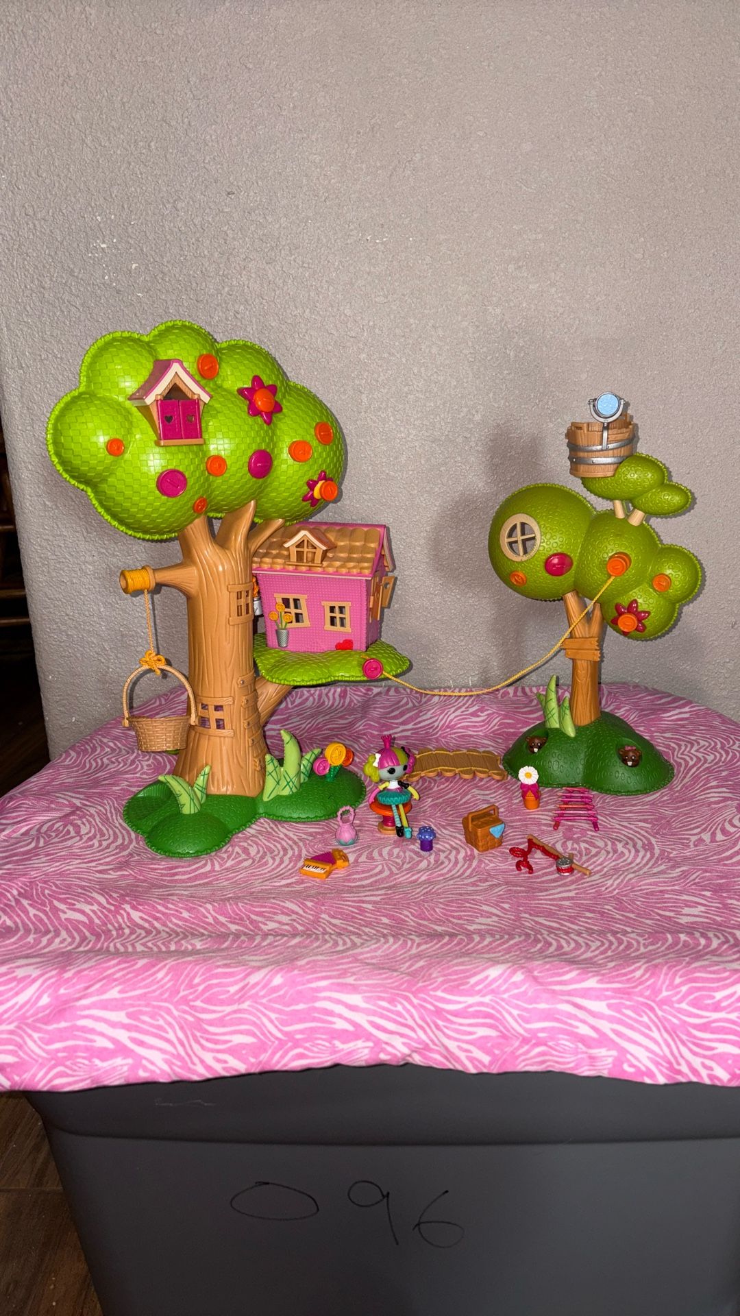 Lalaloopsy Mini Doll  Treehouse &  mini Lalaloopsy doll and items included