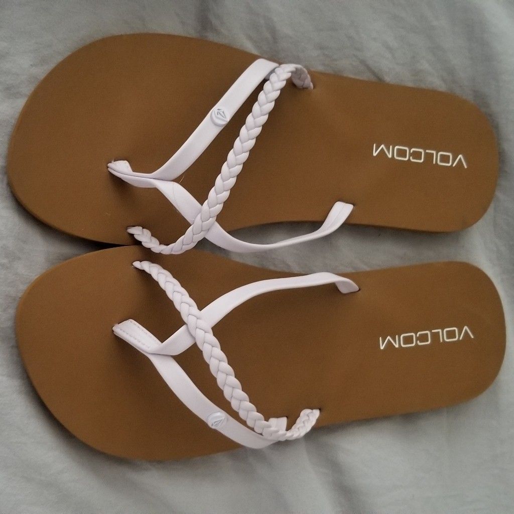 Girls size 5 Volcom Sandals