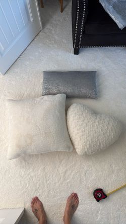 Accent pillows white and silver