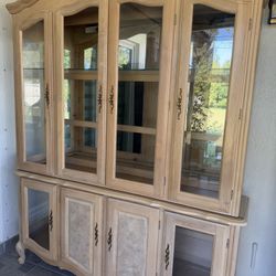 Se vende hermosa vitrina de madera estilo clásico, ideal para comedor o sala. Perfecta para exhibir vajilla, copas, decoración o colecciones.