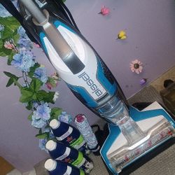 BISSELL VACCUMM/SHAMPOOER W/PRODUCTS