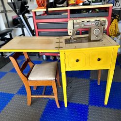 Antique Singer Sewing Machine & Storage Bench