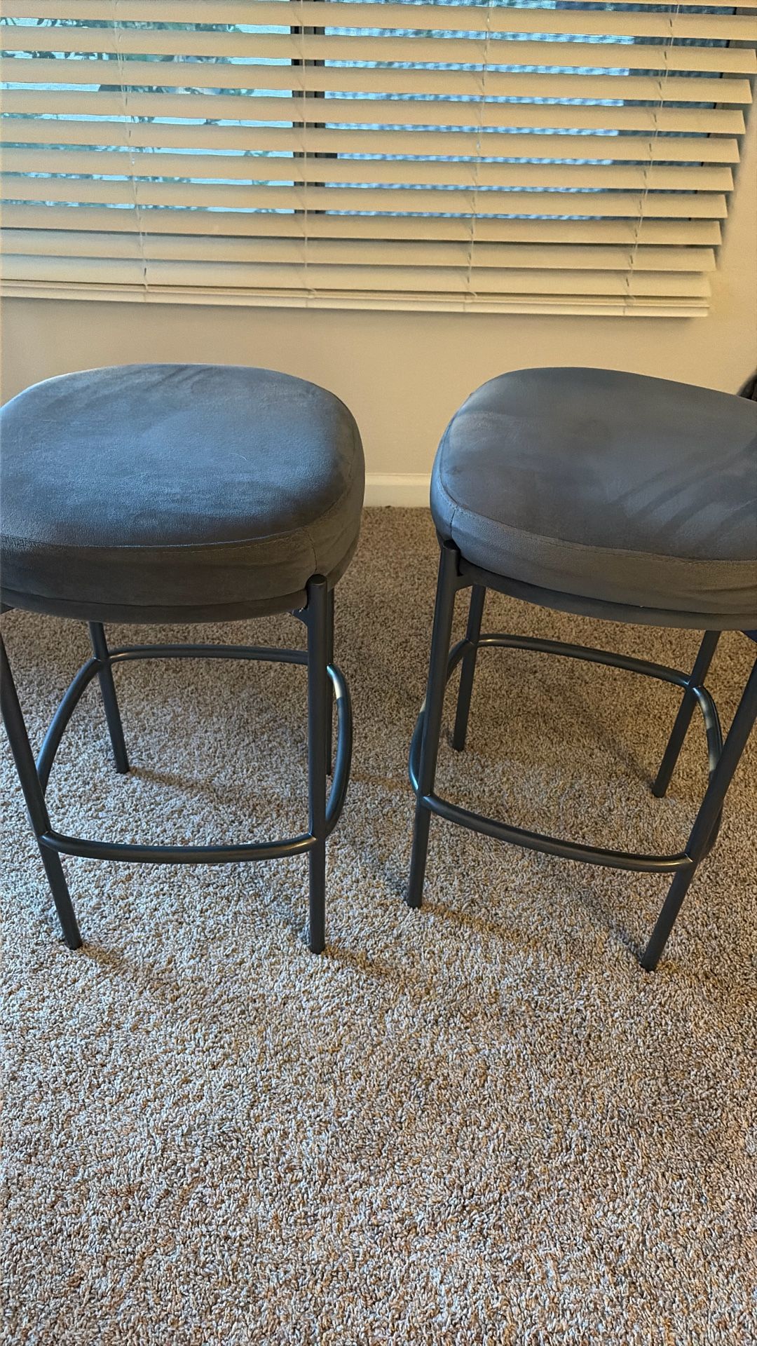 MOVING SALE (EVERYTHING NEEDS TO BE SOLD GREAT PRICES) (BED FRAME AND MATTRESS, MIRROR, COFFE TABLE, BARSTOOLS)