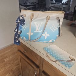 Louis Voiton Womens Purse Used Great Condition with Wristlet