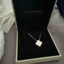 Van Cleef & Arpels Necklace white w/ yellow gold
