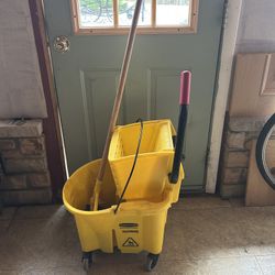Rubber Maid Bucket And Mop