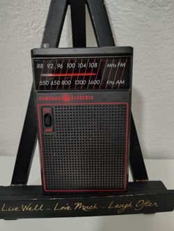 Vintage General Electric AM/FM Transistor Portable Radio 7-25826 Belt Clip 1988