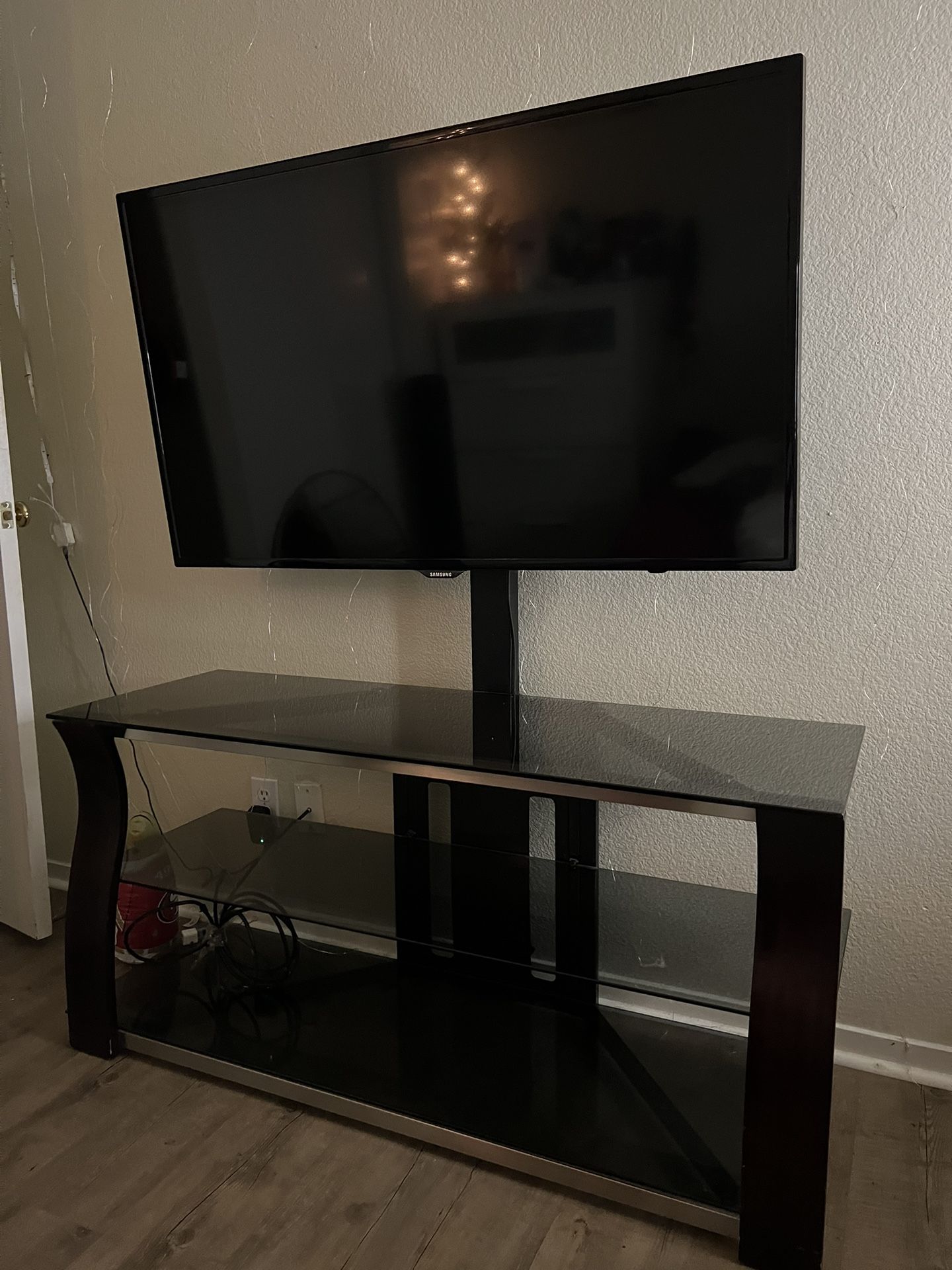 50in Samsung TV/Glass Table Stand