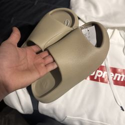 Yeezy Slide - Size 8 1/2 