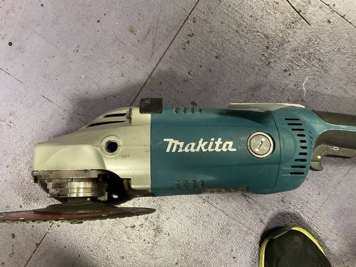 Makita GA7021 7" Angle Grinder Corded 15 Amp