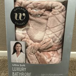 🌸 Wayland Square Ultra Soft Luxury Bathrobe – Blush Pink, Plush & Cozy, New in Box