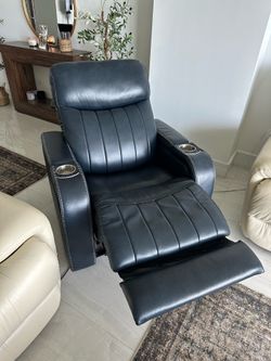Sofá Reclinable de Piel con Masaje, Calefacción y Puertos USB/C - City Furniture(¡Como Nuevo!)