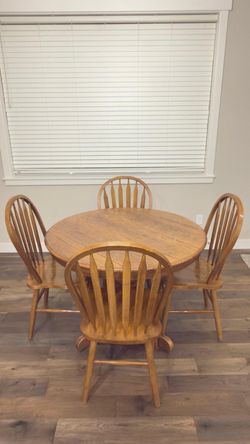 Solid Wood Round Dining Table with 4 Windsor-Style Chairs