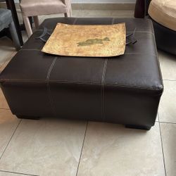 Ottoman  De Piel Con Bandeja Para Búcaros 