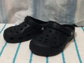 Used CROCS (Size: 4 M/6 W) In Excellent Condition 