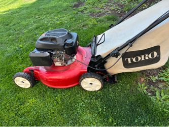 Nice Toro Push Mower  20” Cutting Width With Grass Bag. Runs And Cuts Good