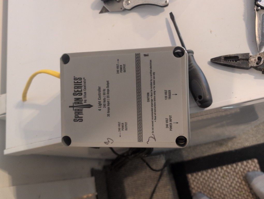 Grow Light Control Box 240 Volt Multiple Power Outpoot 