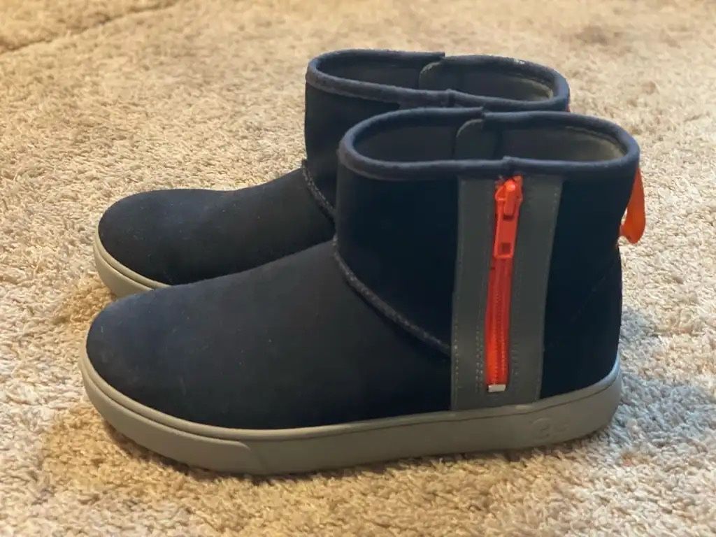 UGG Kids' Adler Sneaker Big kid size 4