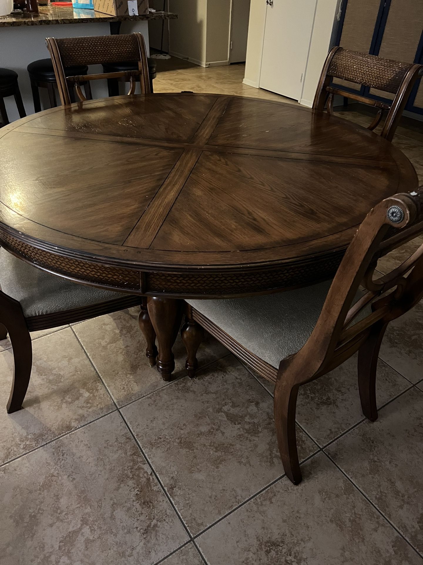 Round Dining Table for Sale in Coachella, CA - OfferUp