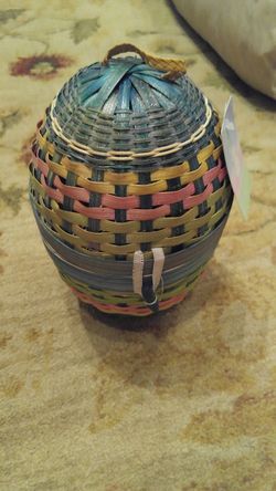 Easter egg basket with latch