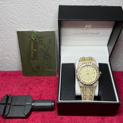 Gold luxury accessory