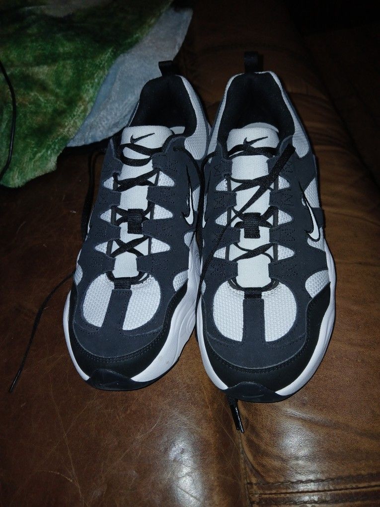 Size Nike Tech Hera Men's Sneakers Black/White