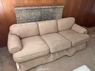 Couch - great quality - free pickup only