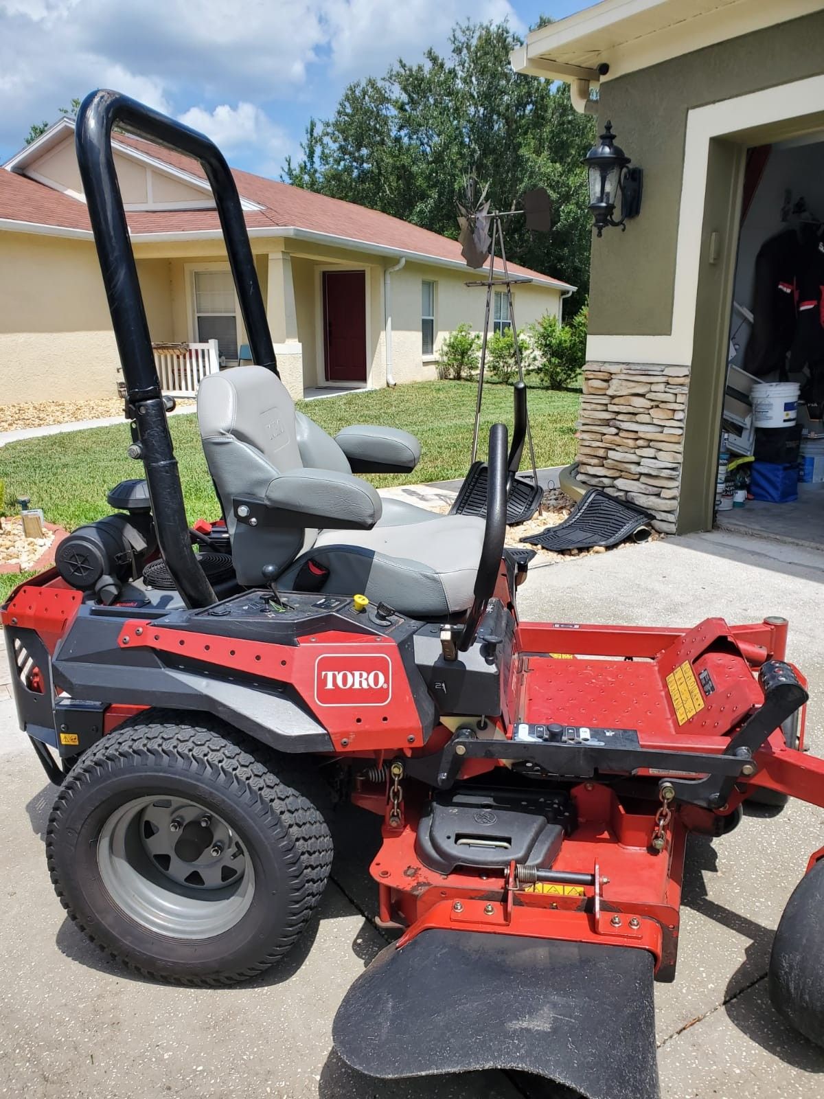 Z turn 48" deck 2500 series Toro Titan HD for Sale in Land O Lakes, FL
