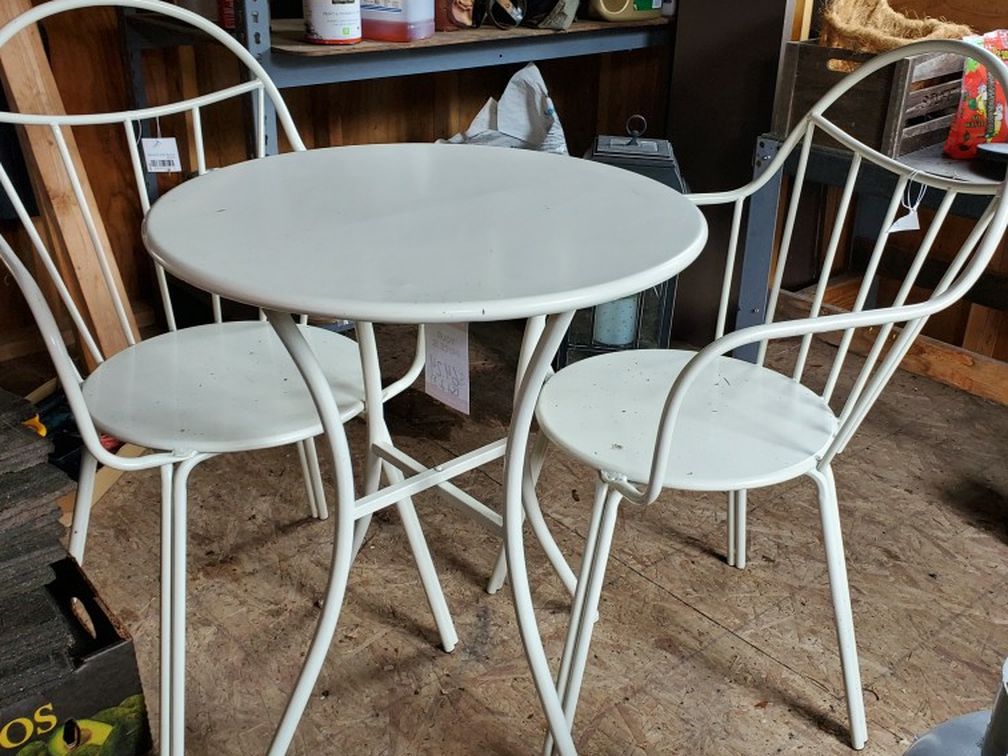 Brand New Ivory Table And Chairs Patio