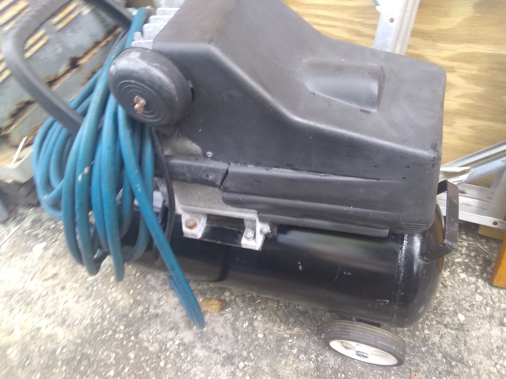 Air Compressor with the hose. Compressor de Aire con la Mangrera.