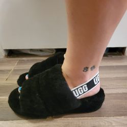 Brand New UGG Fluff Yeah Black Slippers Women's Size 7 only put on for pictures