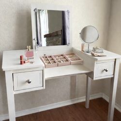 Vanity Table With Mirror 