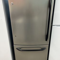 Stainless Bottom Freezer Refrigerator With Ice Maker 