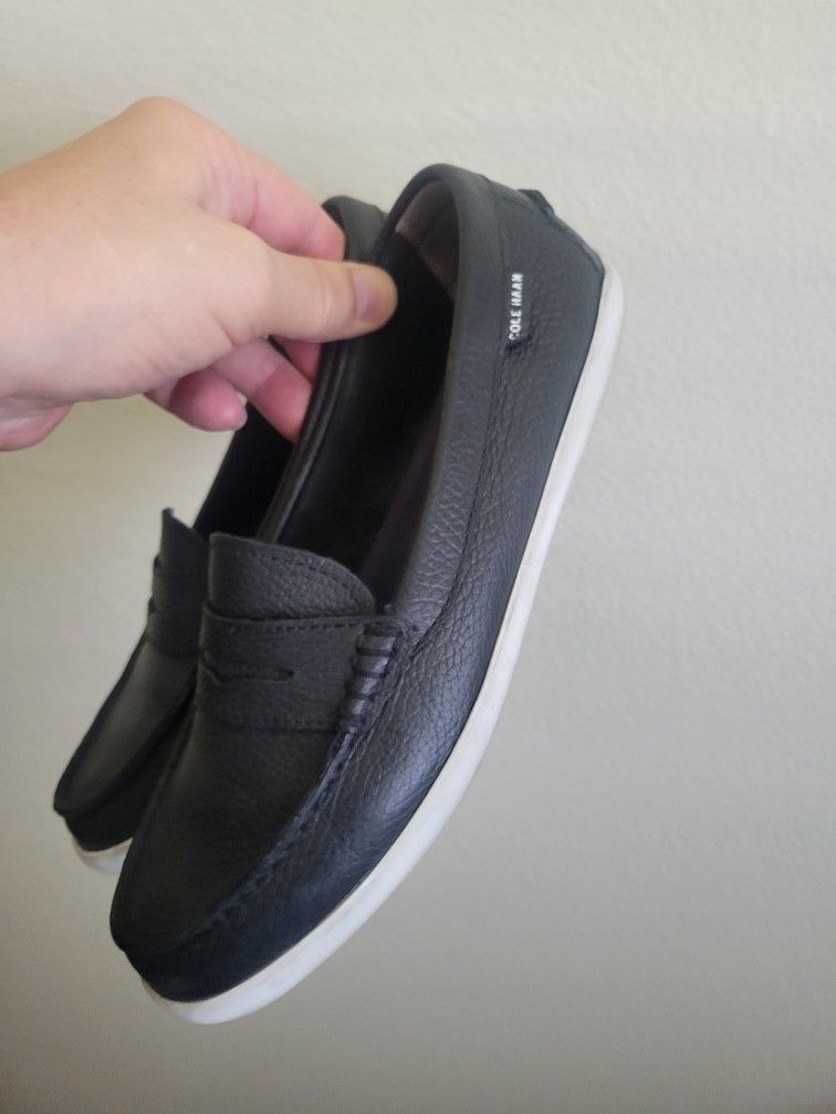 Womens SZ 8 Genuine leather cole.haan slipons