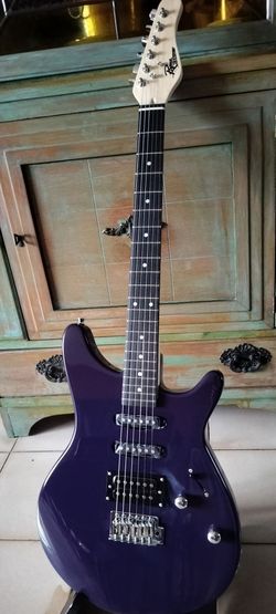 Brand new Rogue electric guitar