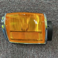 TOYOTA PICKUP CHROME CORNER LIGHT RIGHT HAND SIDE ‘84 - ‘86