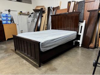 Queen bed $260