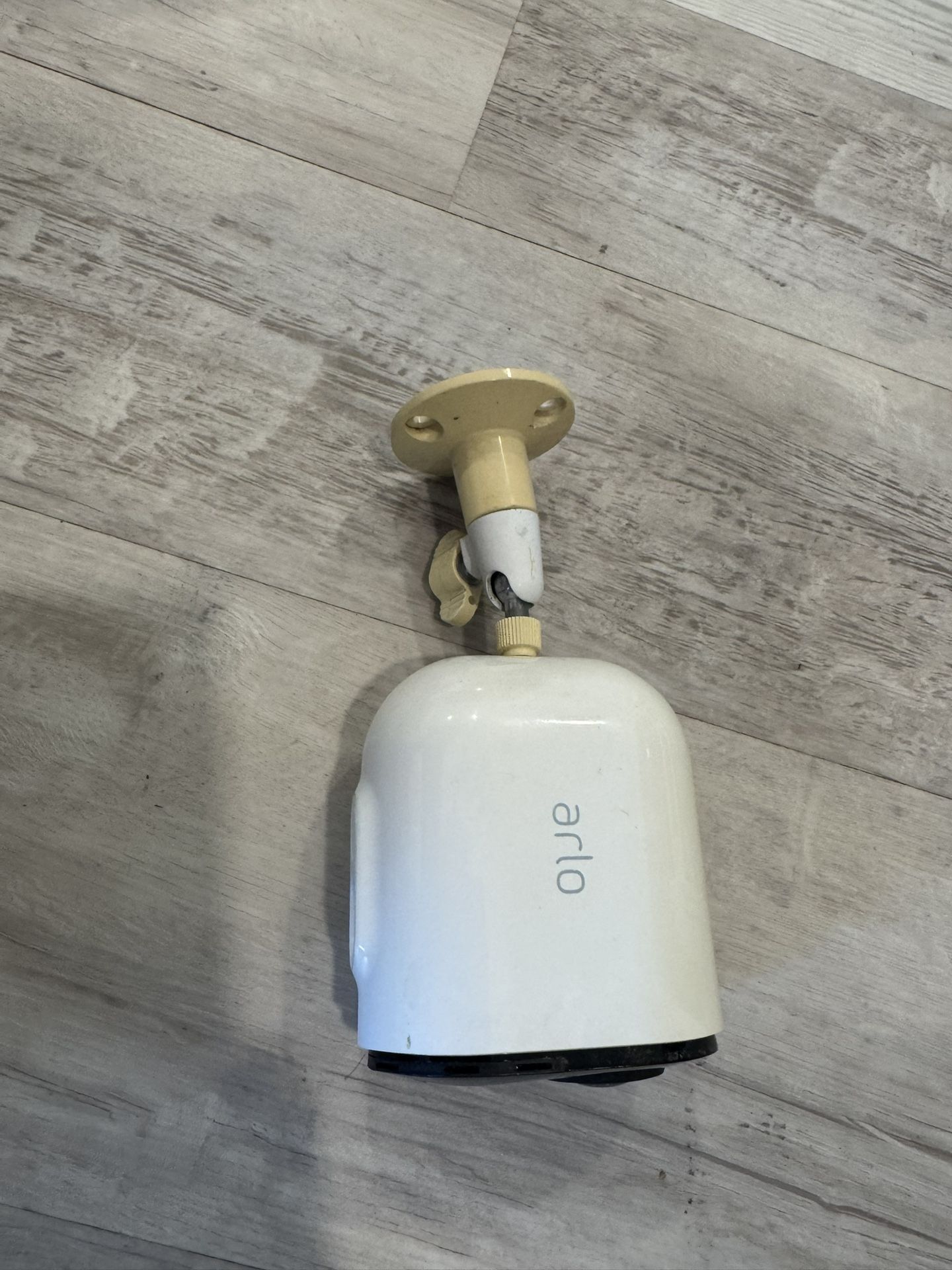 Arlo Ultra VMC5040 Security Camera with battery and base