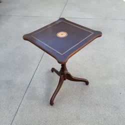 19th-century Regency-style mahogany tripod pedestal side table